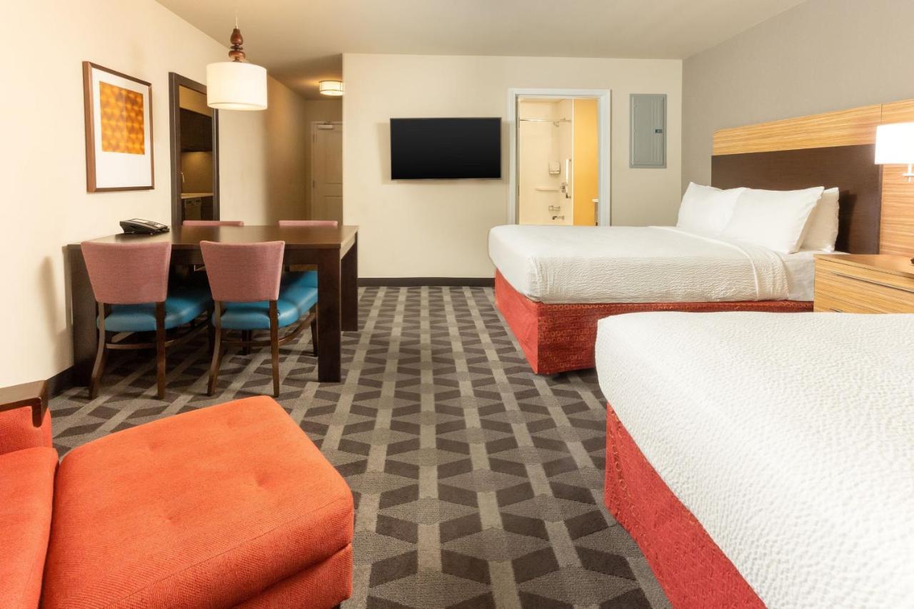 Studio 2 Queen Beds Corner Room