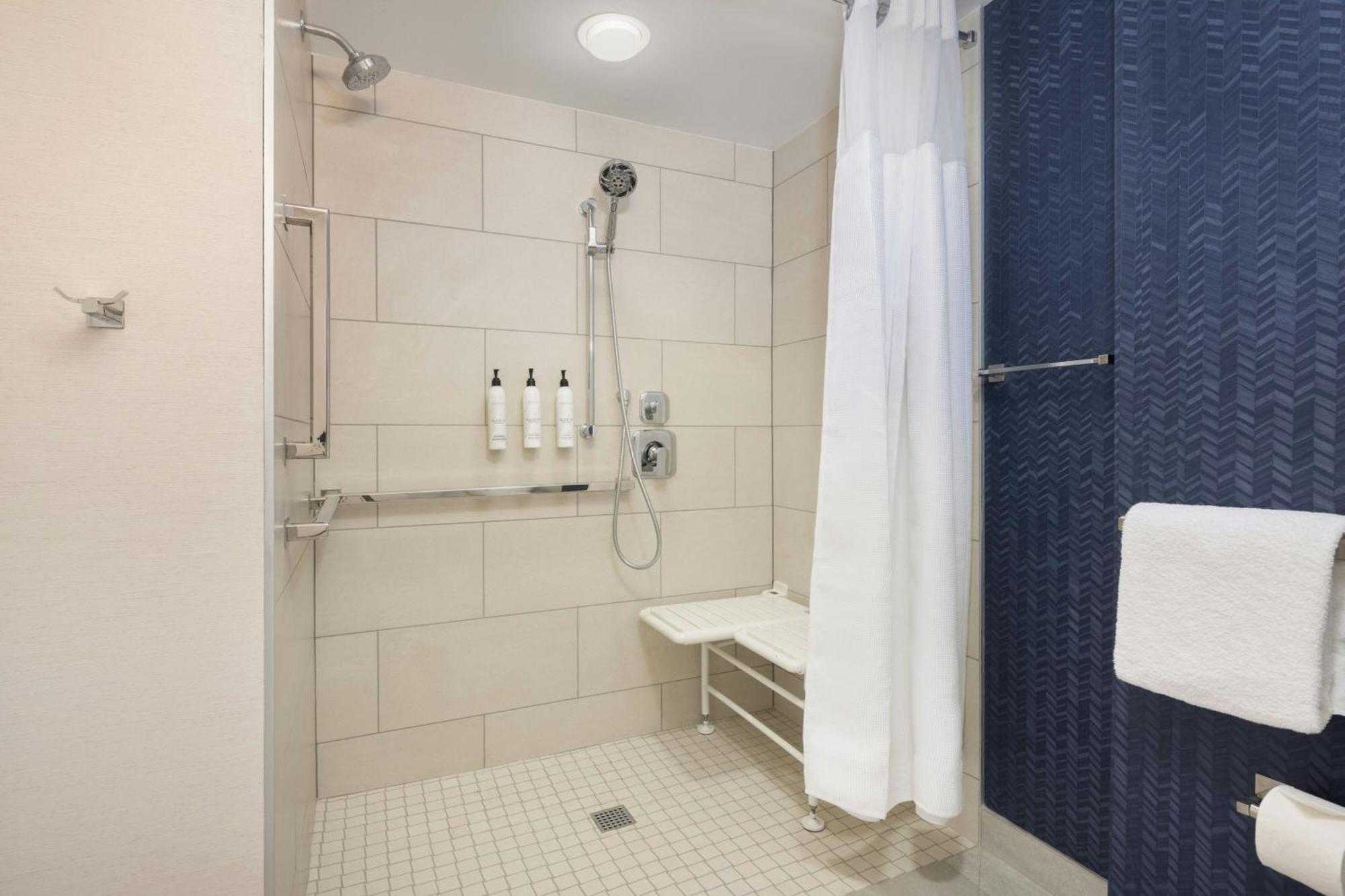 King Room Adapted Tub Mobility Hearing Accessible,1742705945:JPEG
